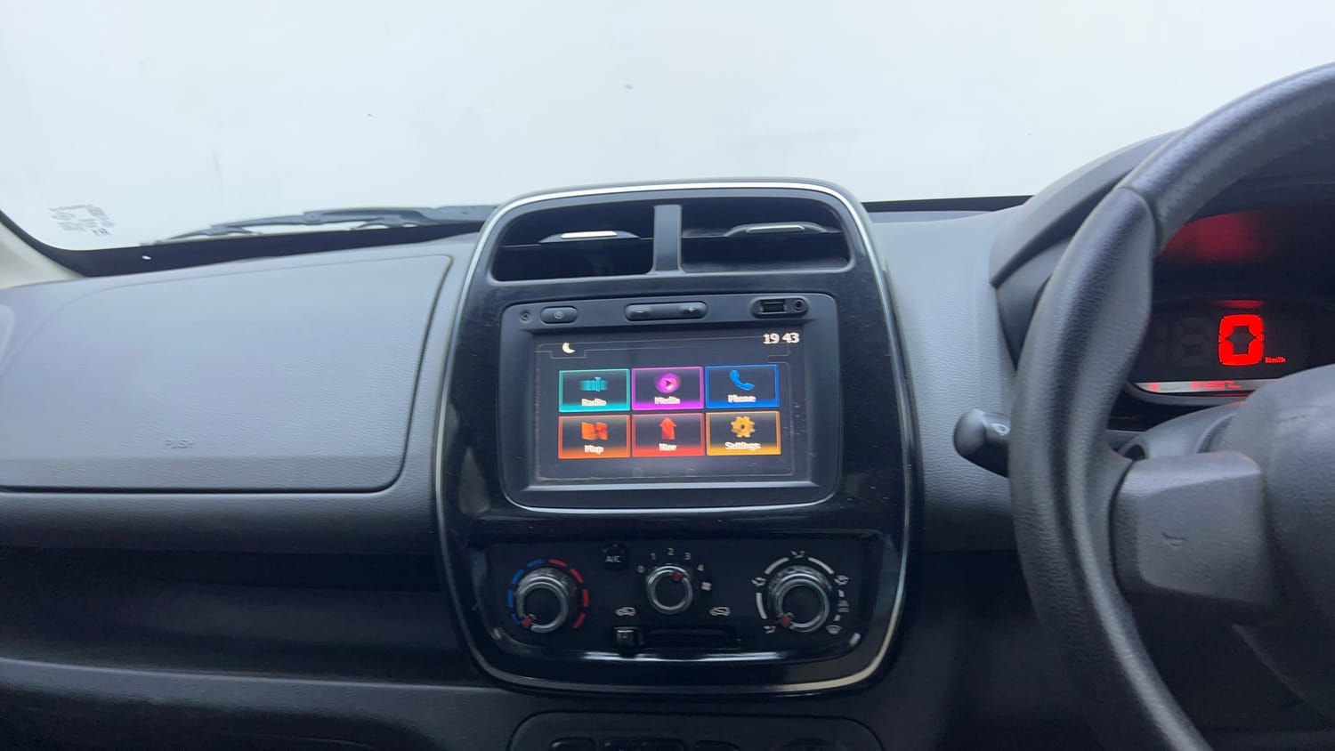 Used 2017 Renault Kwid 1.0 RXT AMT Opt Petrol Automatic interior MUSIC SYSTEM & AC CONTROL VIEW