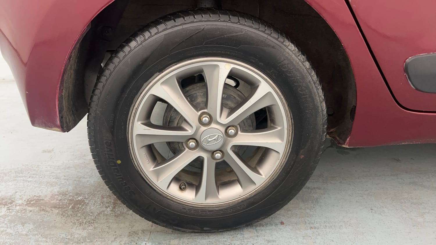 Used 2016 Hyundai Grand i10 Asta 1.2 Kappa VTVT (O) Petrol Manual tyres RIGHT REAR TYRE RIM VIEW