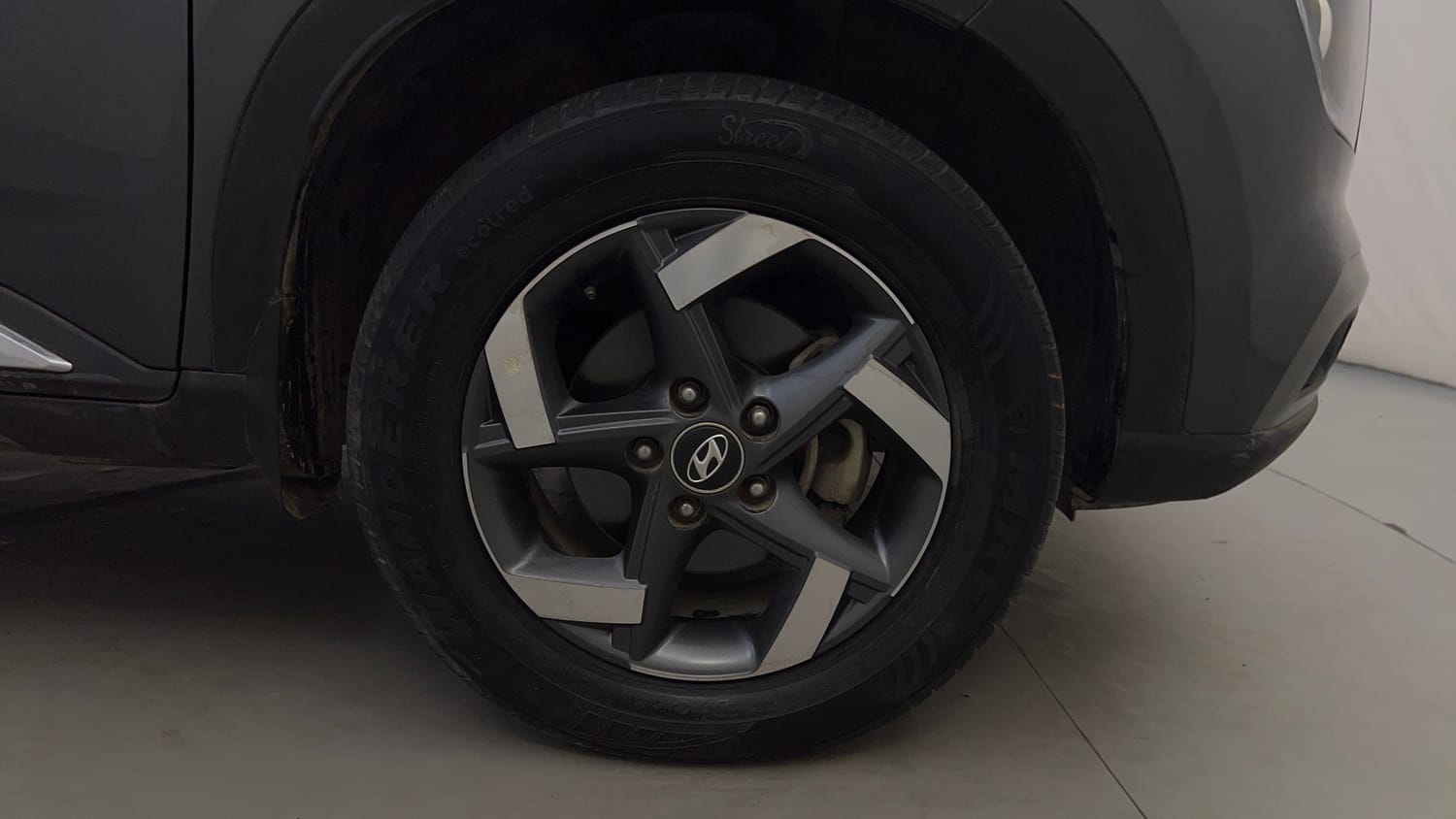 Used 2021 Hyundai Venue SX 1.0 Turbo iMT Petrol Manual tyres RIGHT FRONT TYRE RIM VIEW