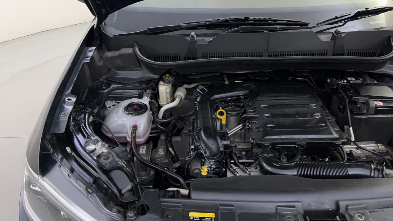 Used 2022 Volkswagen Taigun Topline 1.0 TSI MT Petrol Manual engine ENGINE RIGHT SIDE HINGE & APRON VIEW