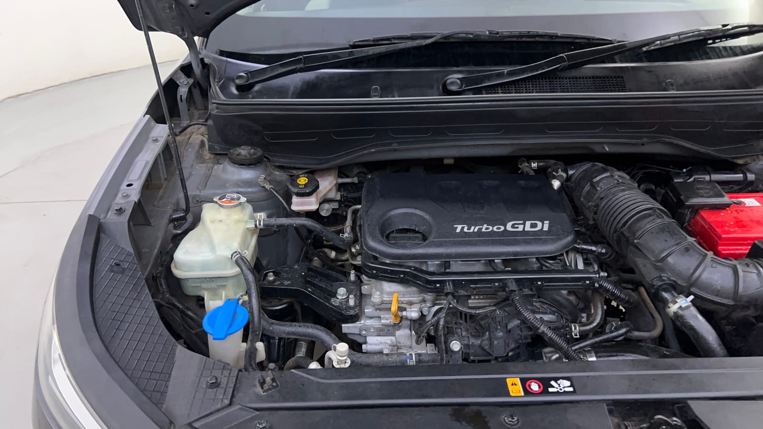 Used 2021 Hyundai Venue SX 1.0 Turbo iMT Petrol Manual engine ENGINE RIGHT SIDE HINGE & APRON VIEW