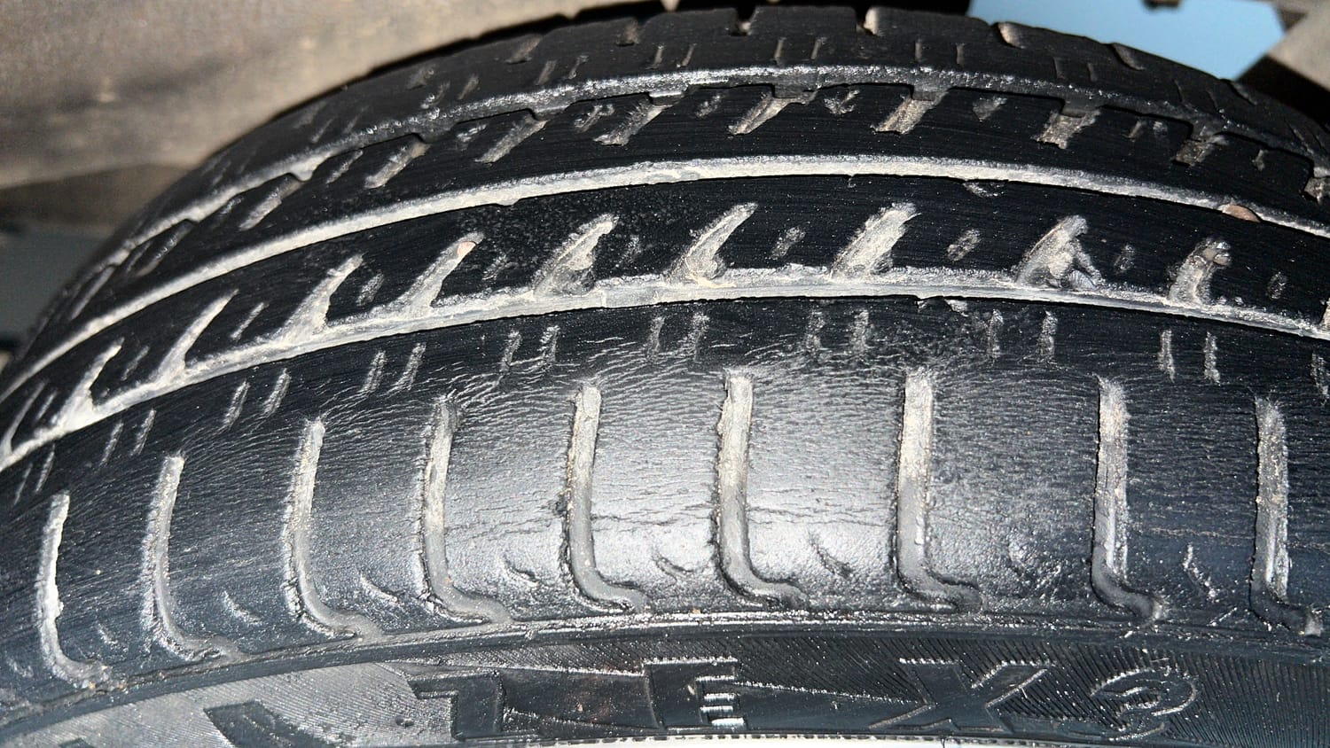 Used 2013 Maruti Suzuki Wagon R VXI Petrol Manual tyres LEFT REAR TYRE TREAD VIEW