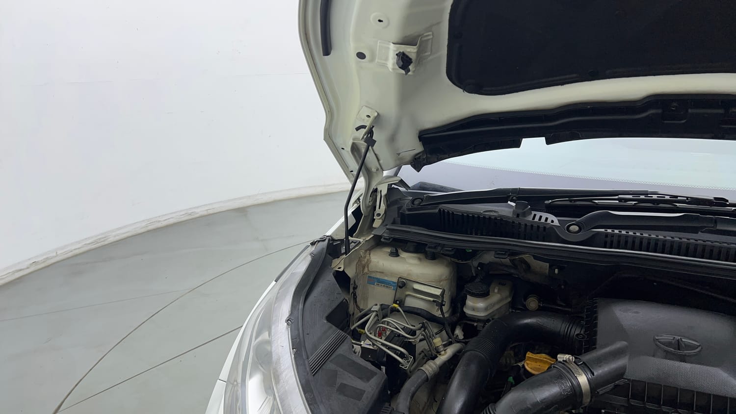 Used 2022 Tata Nexon XZ Plus (HS) Petrol Manual engine ENGINE RIGHT SIDE HINGE & APRON VIEW