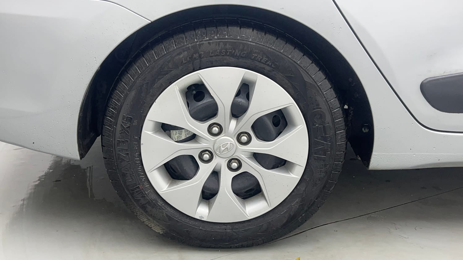 Used 2020 Hyundai Xcent S Petrol+cng(outside fitted) Cng Manual tyres RIGHT REAR TYRE RIM VIEW