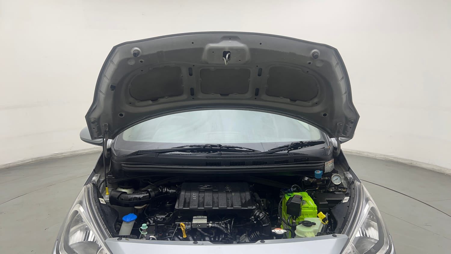 Used 2020 Hyundai Xcent S Petrol+cng(outside fitted) Cng Manual engine ENGINE & BONNET OPEN FRONT VIEW