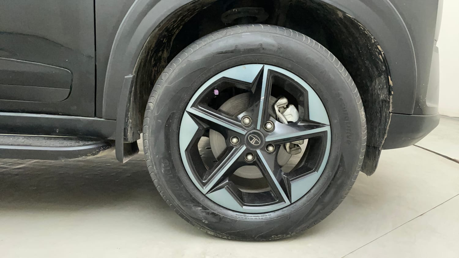 Used 2025 Tata Nexon Creative Plus (S) 1.2 6AMT Dark Edition Petrol Automatic tyres RIGHT FRONT TYRE RIM VIEW