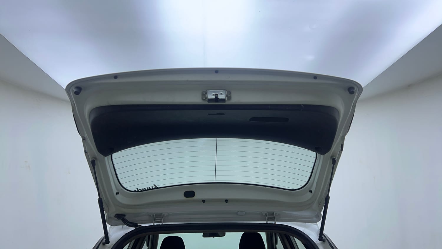 Used 2018 Hyundai Elite i20 Asta 1.2 AT Petrol Automatic interior DICKY DOOR OPEN VIEW