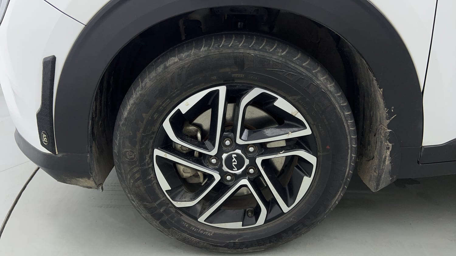 Used 2022 Kia Carens Luxury Plus 1.4 Petrol DCT 7 STR Petrol Automatic tyres LEFT FRONT TYRE RIM VIEW