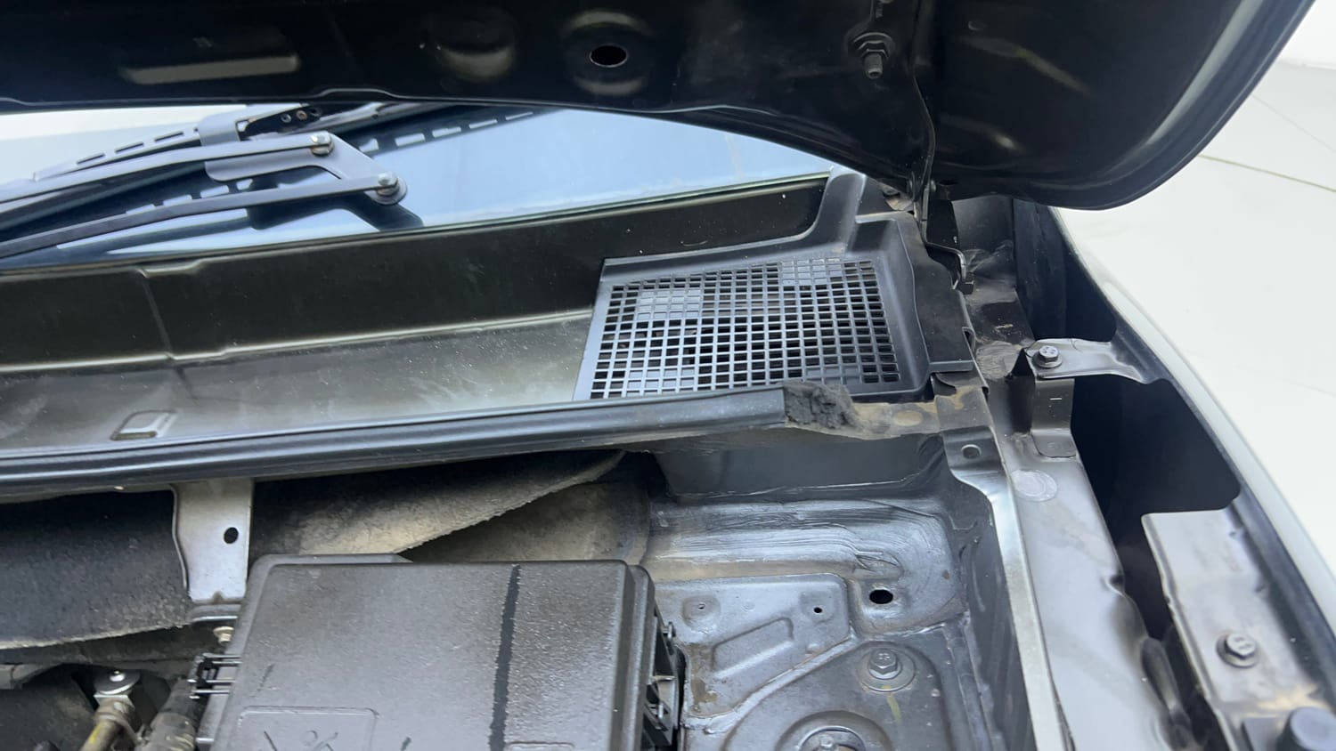 Used 2018 Renault Kwid 1.0 RXT Petrol Manual engine ENGINE LEFT SIDE HINGE & APRON VIEW