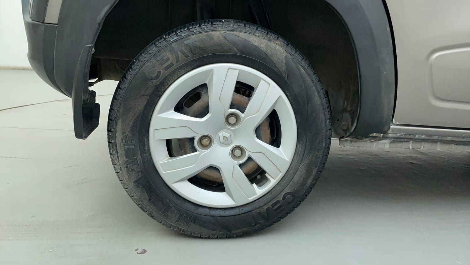 Used 2018 Renault Kwid 1.0 RXT AMT Opt Petrol Automatic tyres RIGHT REAR TYRE RIM VIEW