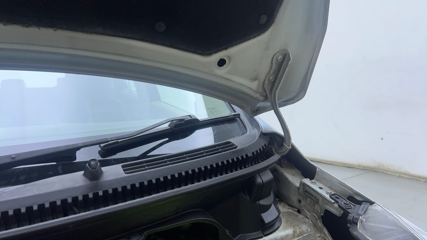 Used 2016 Maruti Suzuki Ertiga ZDI + SHVS Diesel Manual engine ENGINE LEFT SIDE HINGE & APRON VIEW