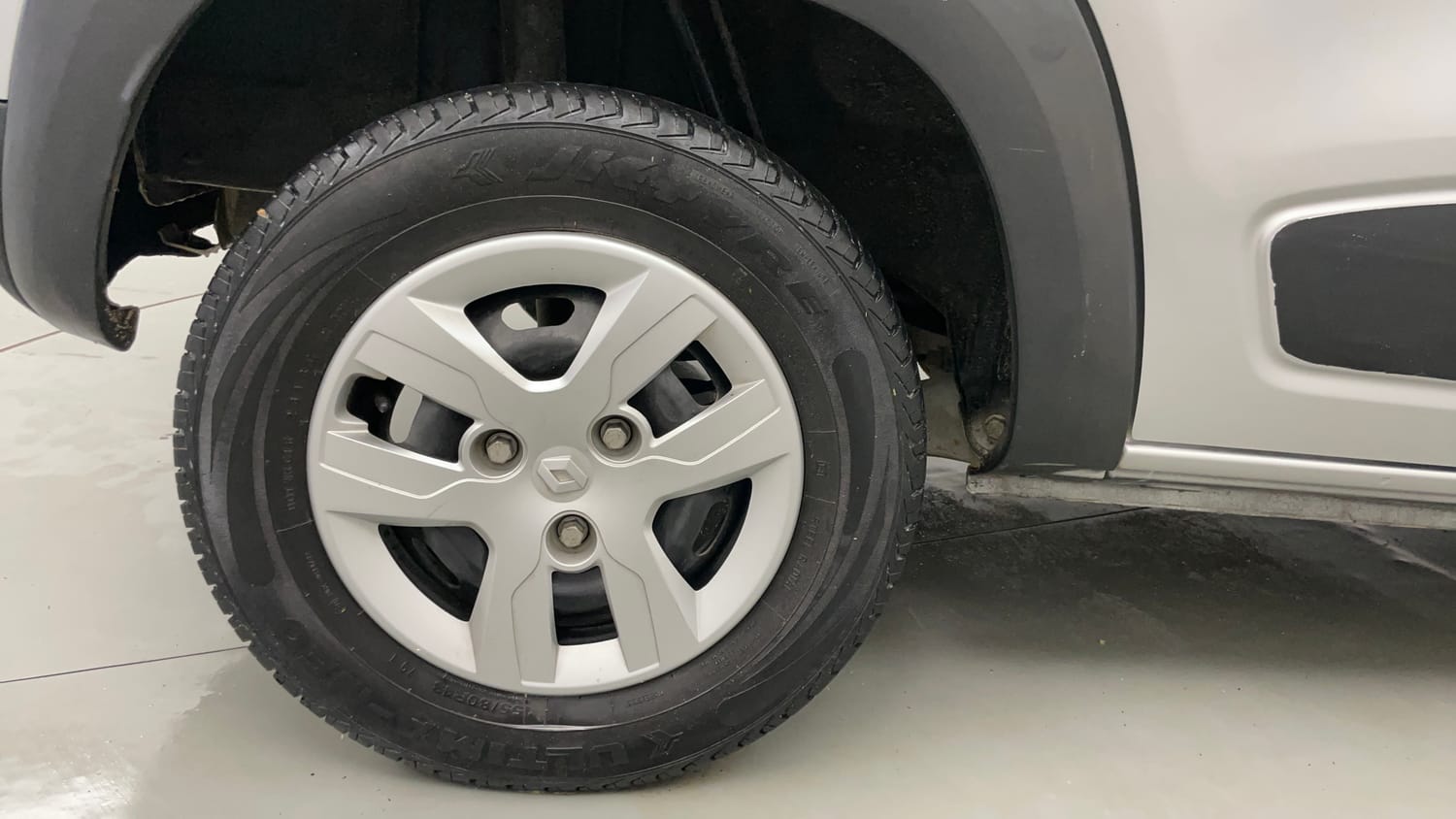 Used 2016 Renault Kwid RXT Petrol Manual tyres RIGHT REAR TYRE RIM VIEW