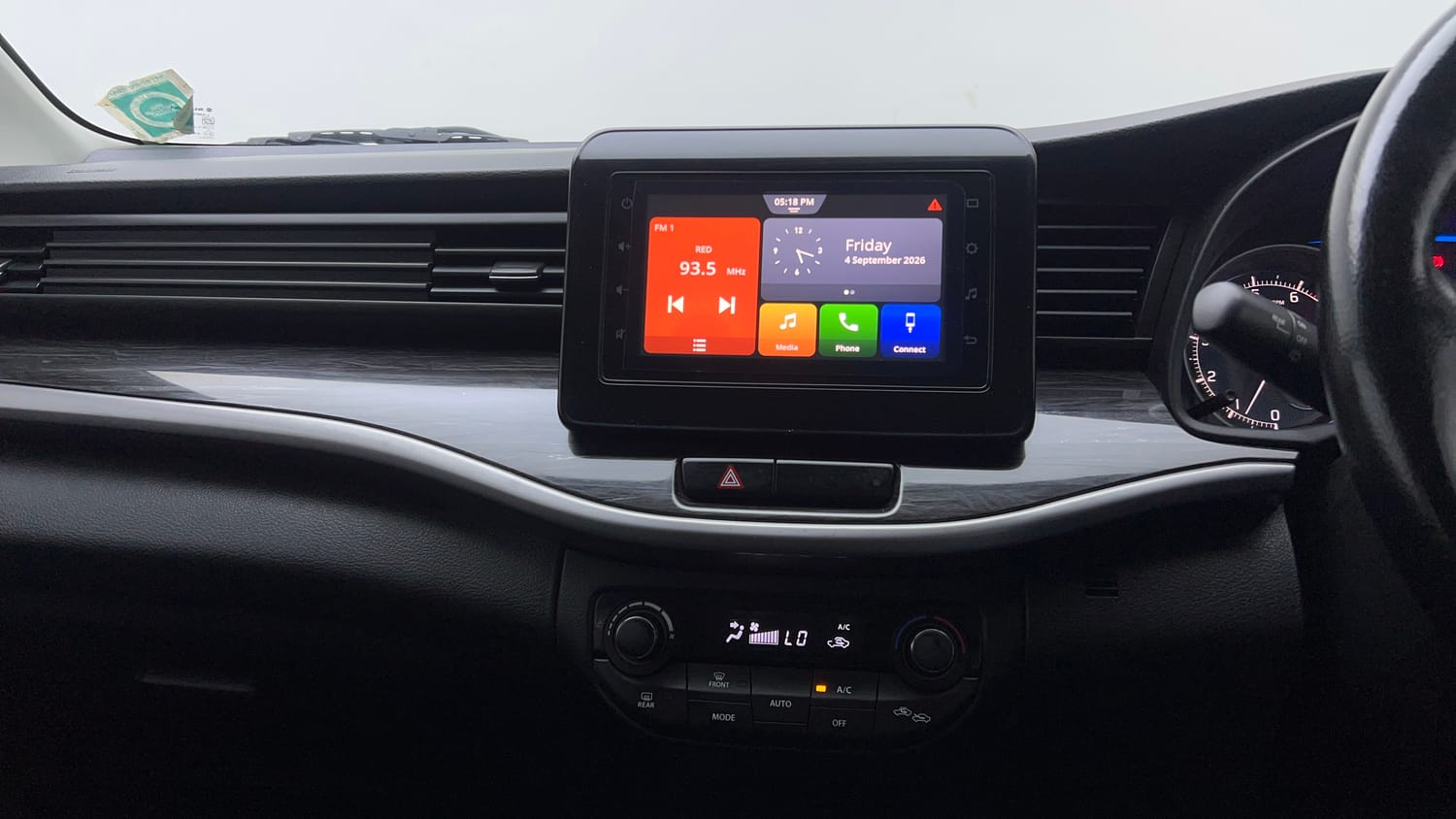 Used 2020 Maruti Suzuki XL6 Zeta MT Petrol Petrol Manual top_features Integrated (in-dash) music system