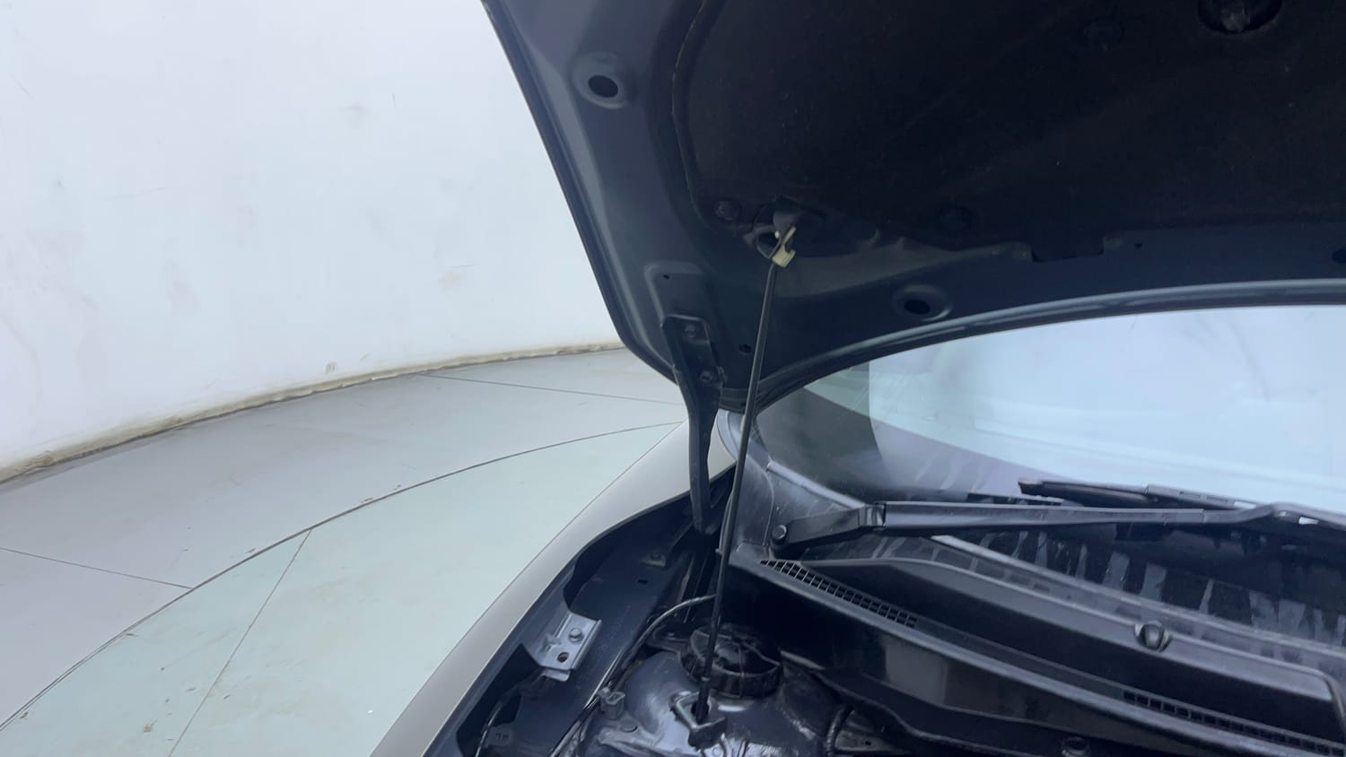 Used 2020 Maruti Suzuki Swift ZXi AMT Petrol Automatic engine ENGINE RIGHT SIDE HINGE & APRON VIEW