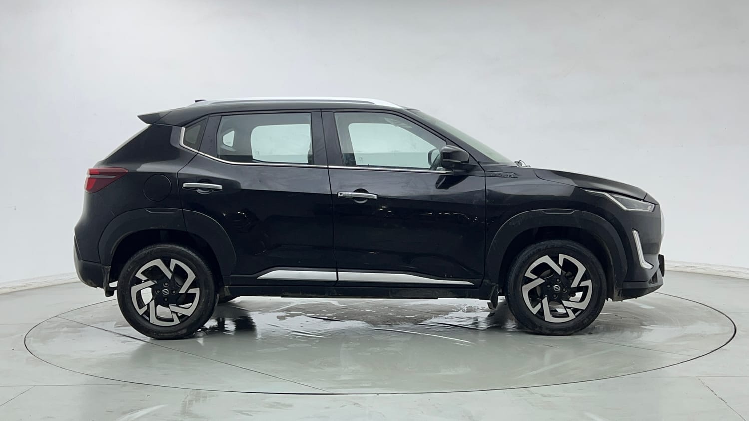 Used 2023 Nissan Magnite XV Premium Turbo CVT Petrol Automatic exterior RIGHT SIDE VIEW