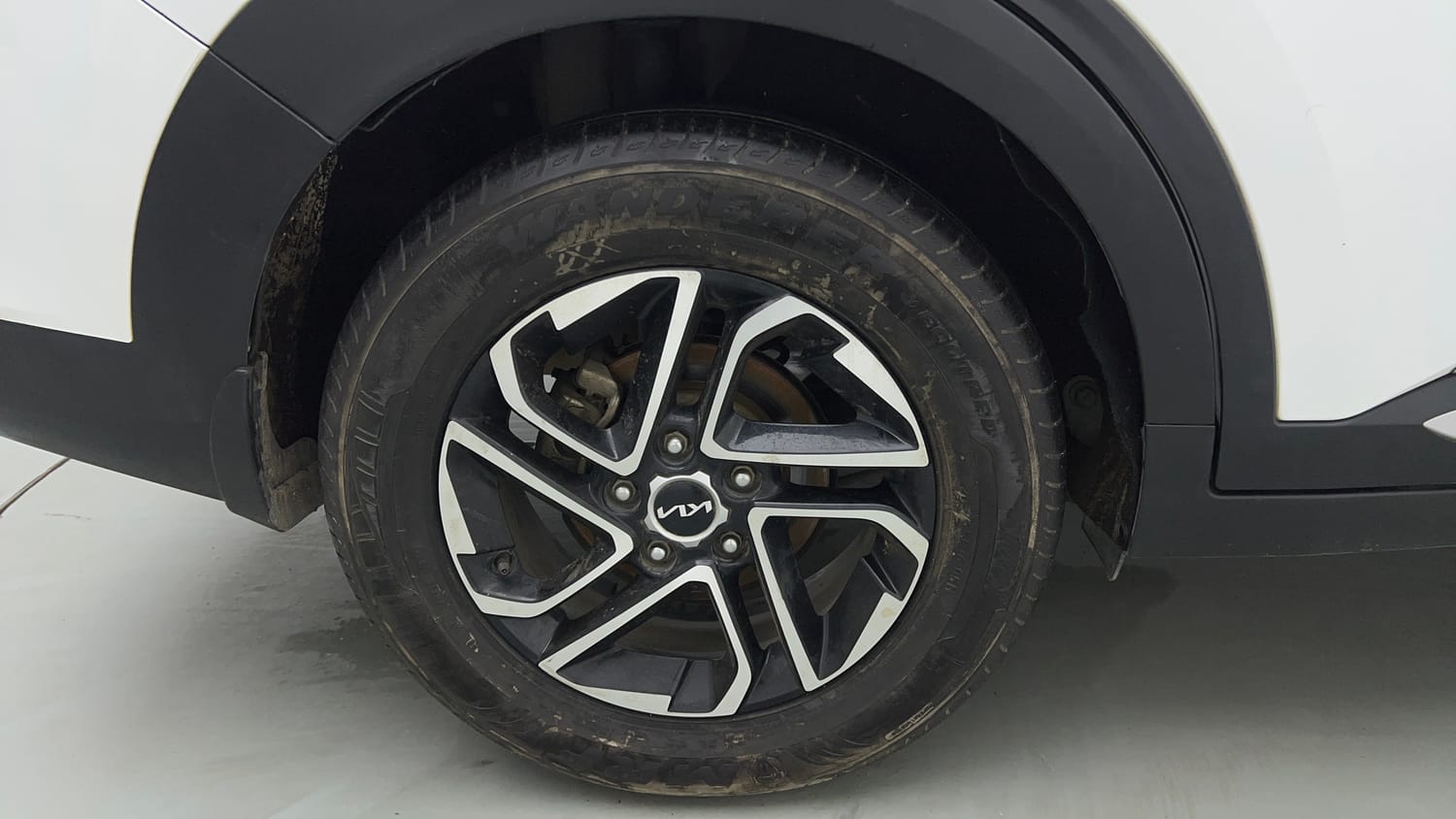 Used 2022 Kia Carens Luxury Plus 1.4 Petrol DCT 7 STR Petrol Automatic tyres RIGHT REAR TYRE RIM VIEW