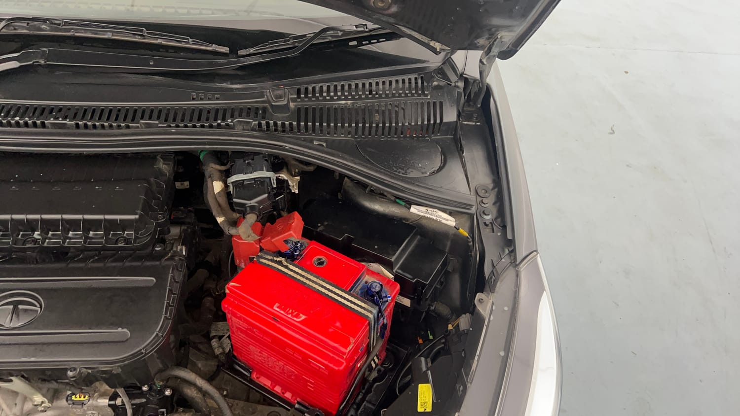 Used 2022 Tata Tigor XZ Plus CNG Cng Manual engine ENGINE LEFT SIDE HINGE & APRON VIEW