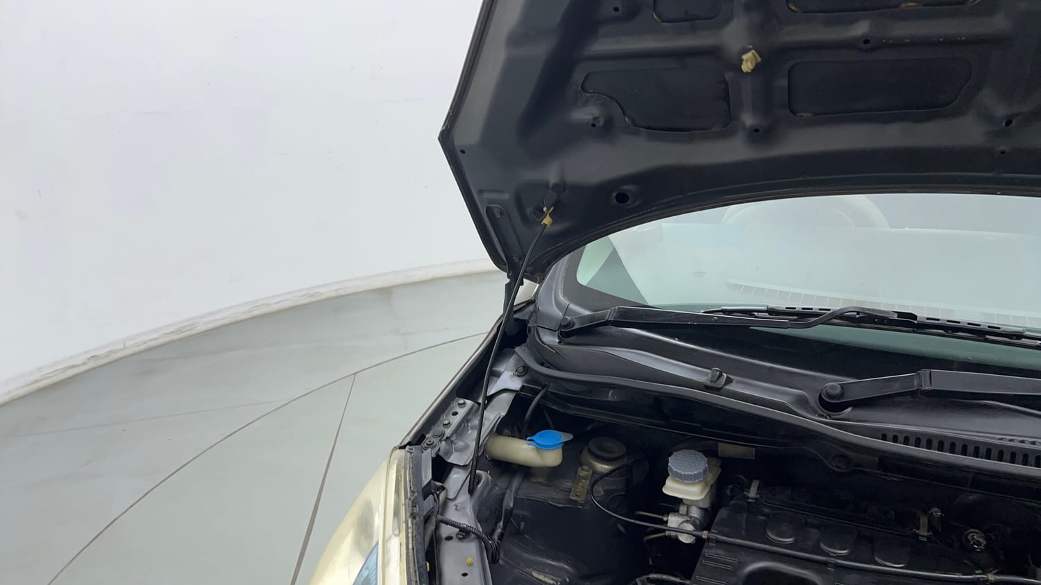 Used 2013 Maruti Suzuki Wagon R VXI Petrol Manual engine ENGINE RIGHT SIDE HINGE & APRON VIEW