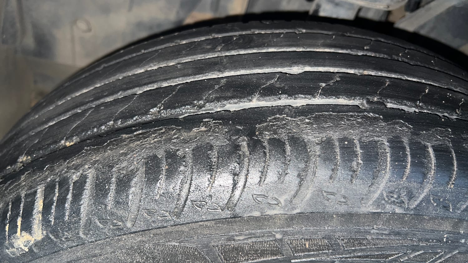 Used 2023 Nissan Magnite XV Premium Turbo CVT Petrol Automatic tyres LEFT FRONT TYRE TREAD VIEW