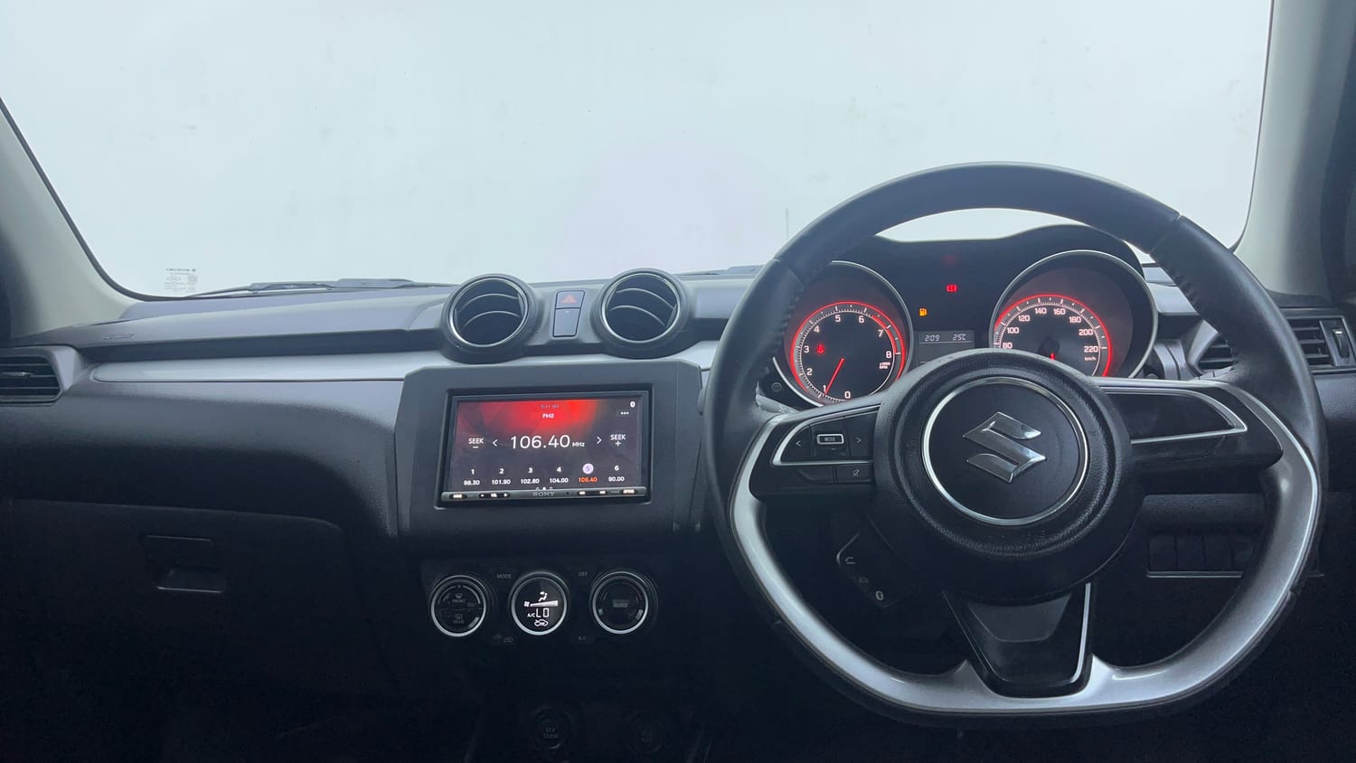 Used 2020 Maruti Suzuki Swift ZXi AMT Petrol Automatic interior DASHBOARD VIEW