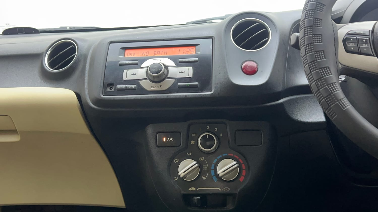 Used 2015 Honda Amaze 1.2 S i-VTEC Petrol Manual interior MUSIC SYSTEM & AC CONTROL VIEW