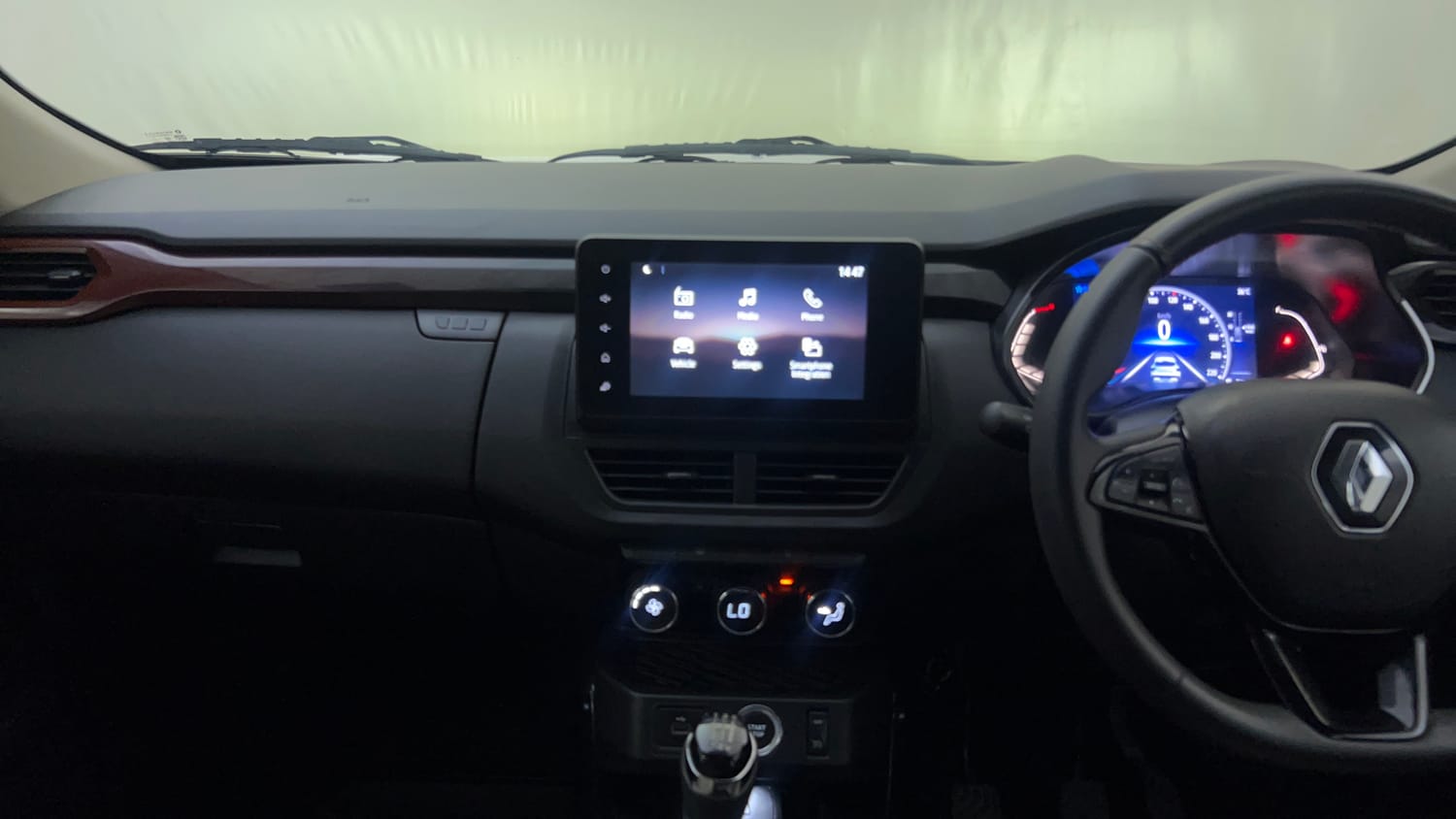 Used 2022 Renault Kiger RXZ 1.0 Turbo MT Petrol Manual interior MUSIC SYSTEM & AC CONTROL VIEW