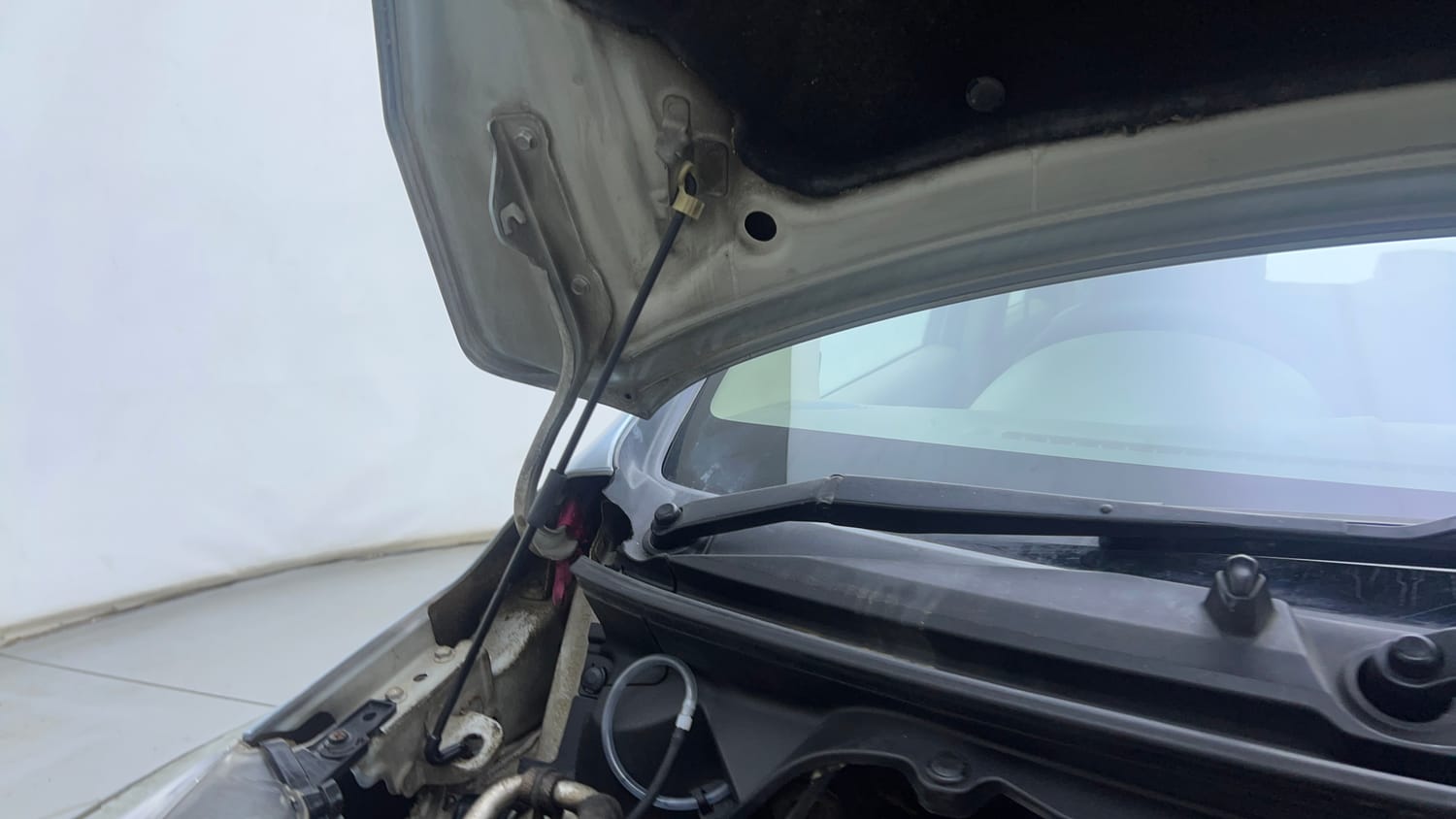 Used 2016 Maruti Suzuki Ertiga ZDI + SHVS Diesel Manual engine ENGINE RIGHT SIDE HINGE & APRON VIEW