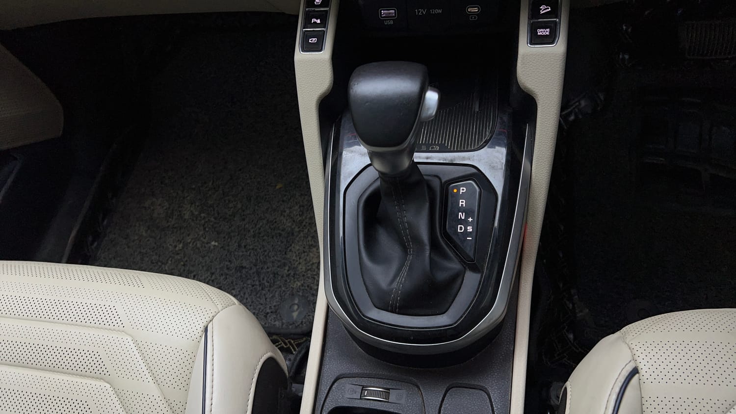 Used 2022 Kia Carens Luxury Plus 1.4 Petrol DCT 7 STR Petrol Automatic interior GEAR  KNOB VIEW