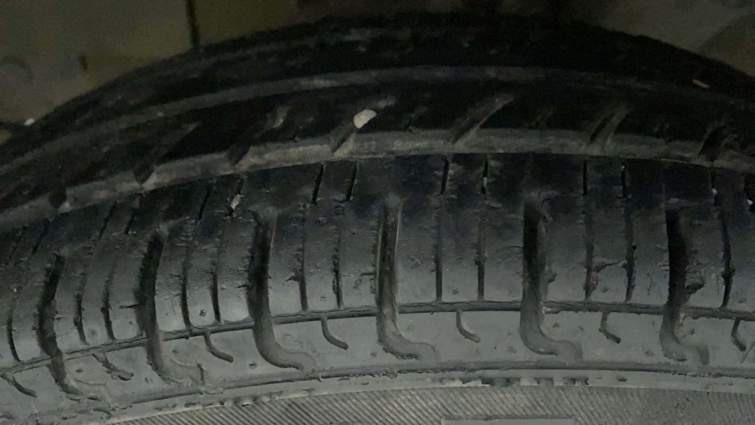 Used 2018 Renault Kwid 1.0 RXT AMT Opt Petrol Automatic tyres LEFT FRONT TYRE TREAD VIEW