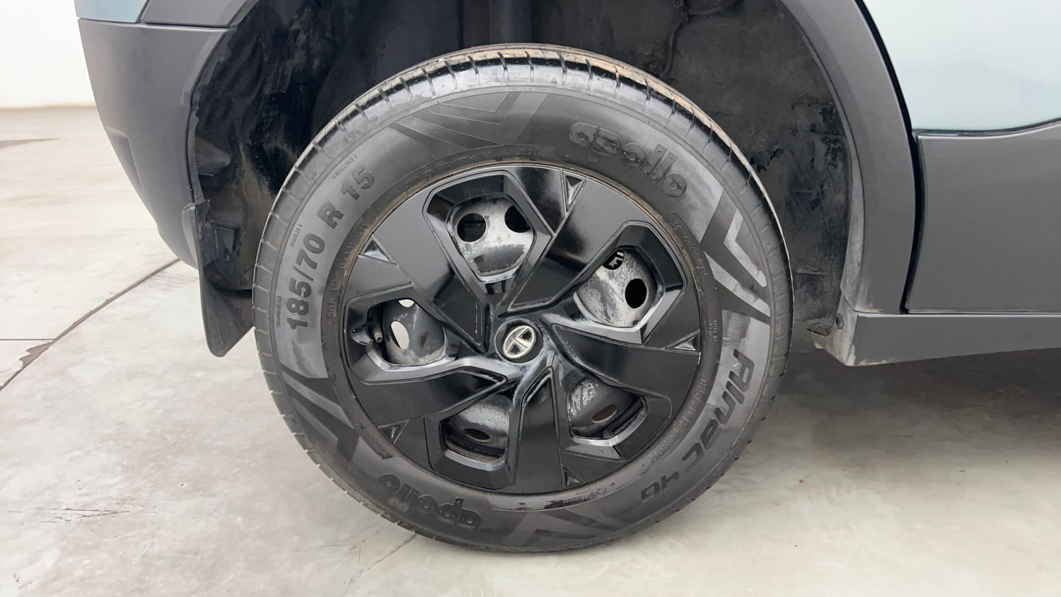 Used 2023 Tata Punch Adventure Rhythm Pack MT Petrol Manual tyres RIGHT REAR TYRE RIM VIEW