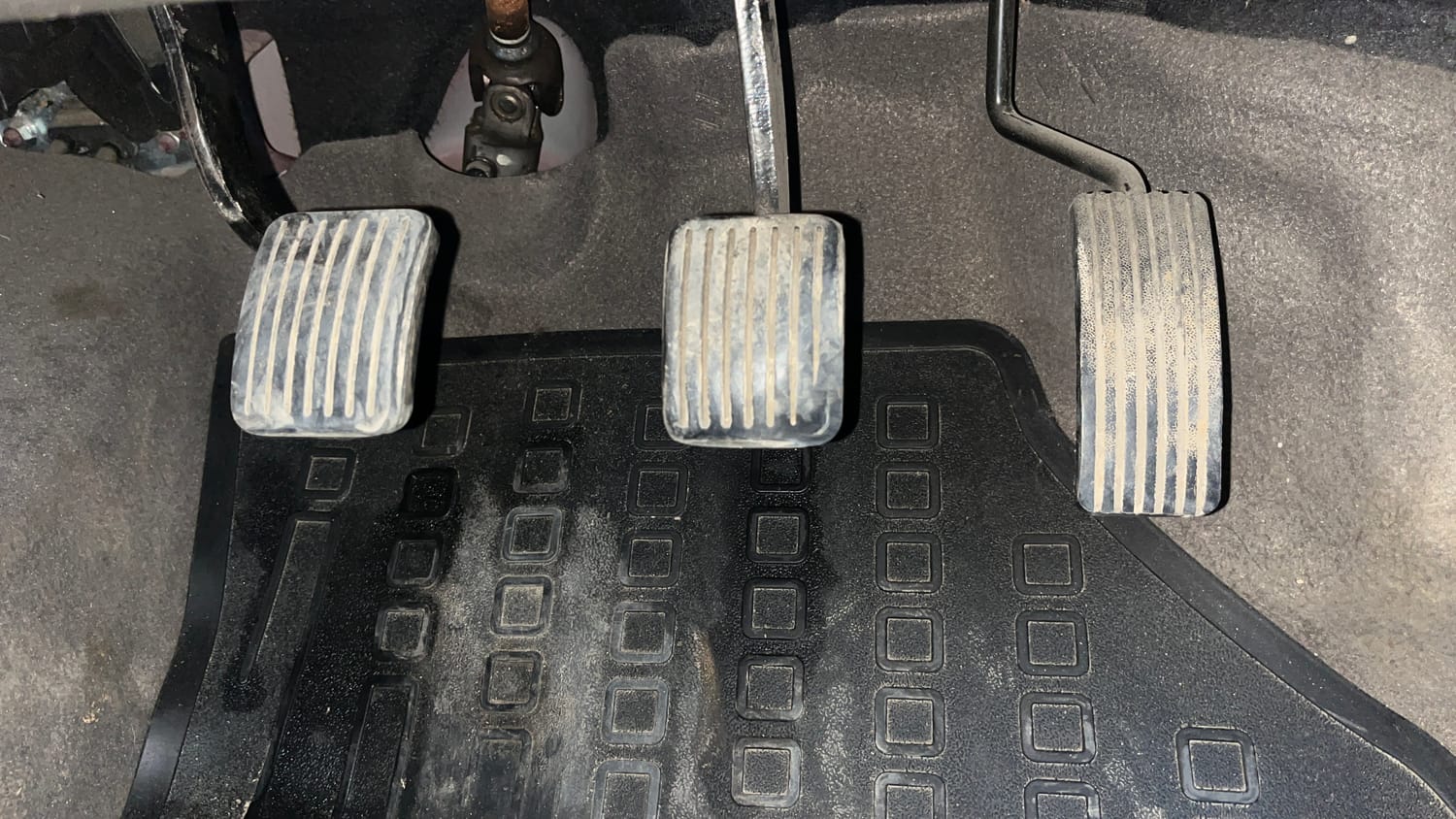 Used 2014 Hyundai i10 Magna 1.1 iRDE2 Petrol Manual interior PEDALS VIEW