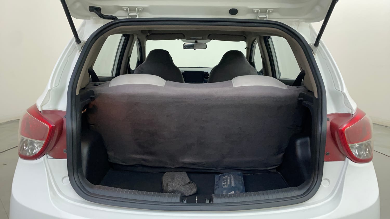 Used 2014 Hyundai Grand i10 Sportz 1.2 Kappa VTVT Petrol Manual interior DICKY INSIDE VIEW