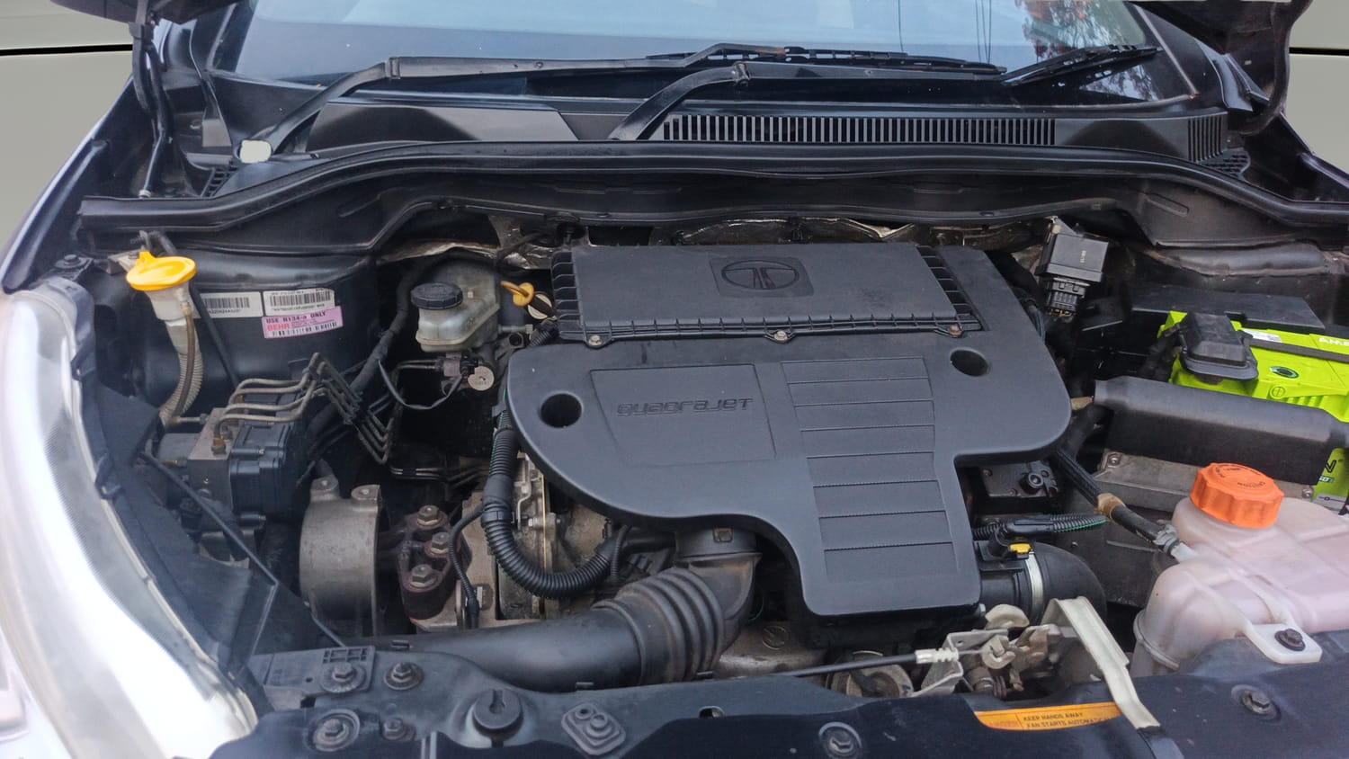 Used 2018 Tata Zest XTA Diesel Diesel Automatic engine ENGINE RIGHT SIDE HINGE & APRON VIEW