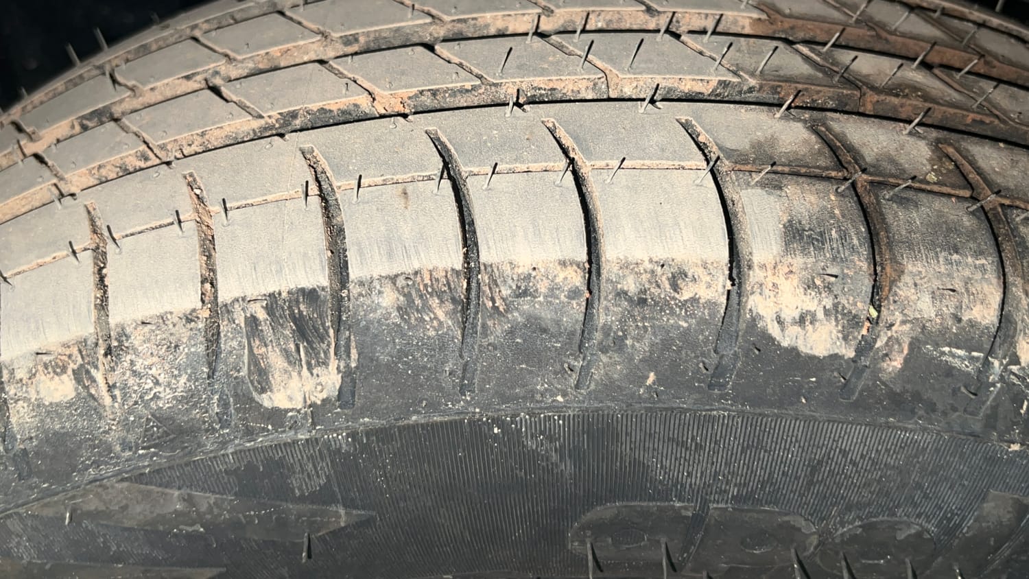 Used 2022 Renault Triber RXZ Dual Tone Petrol Manual tyres LEFT FRONT TYRE TREAD VIEW