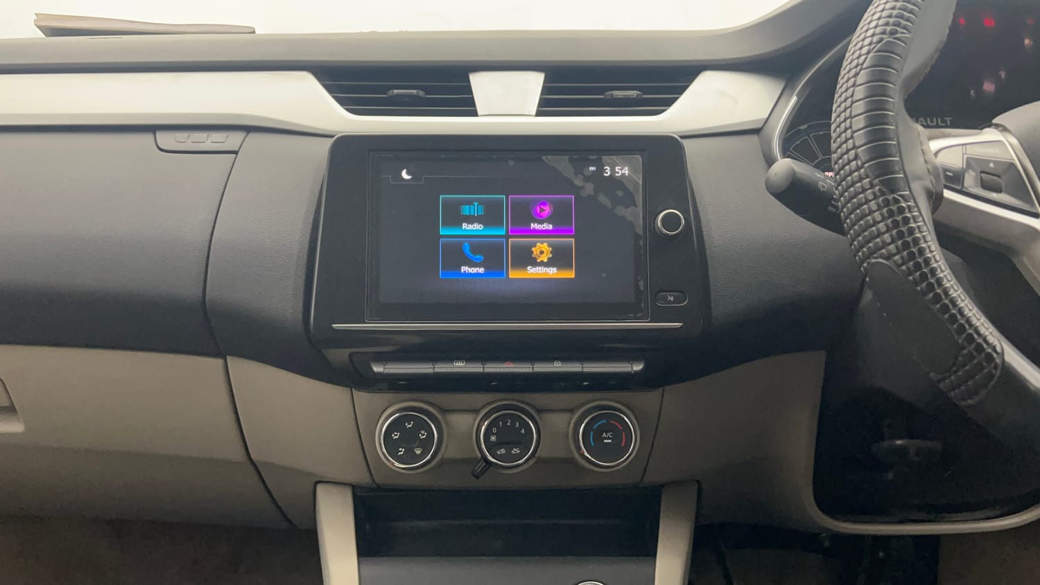 Used 2022 Renault Triber RXZ Dual Tone Petrol Manual interior MUSIC SYSTEM & AC CONTROL VIEW
