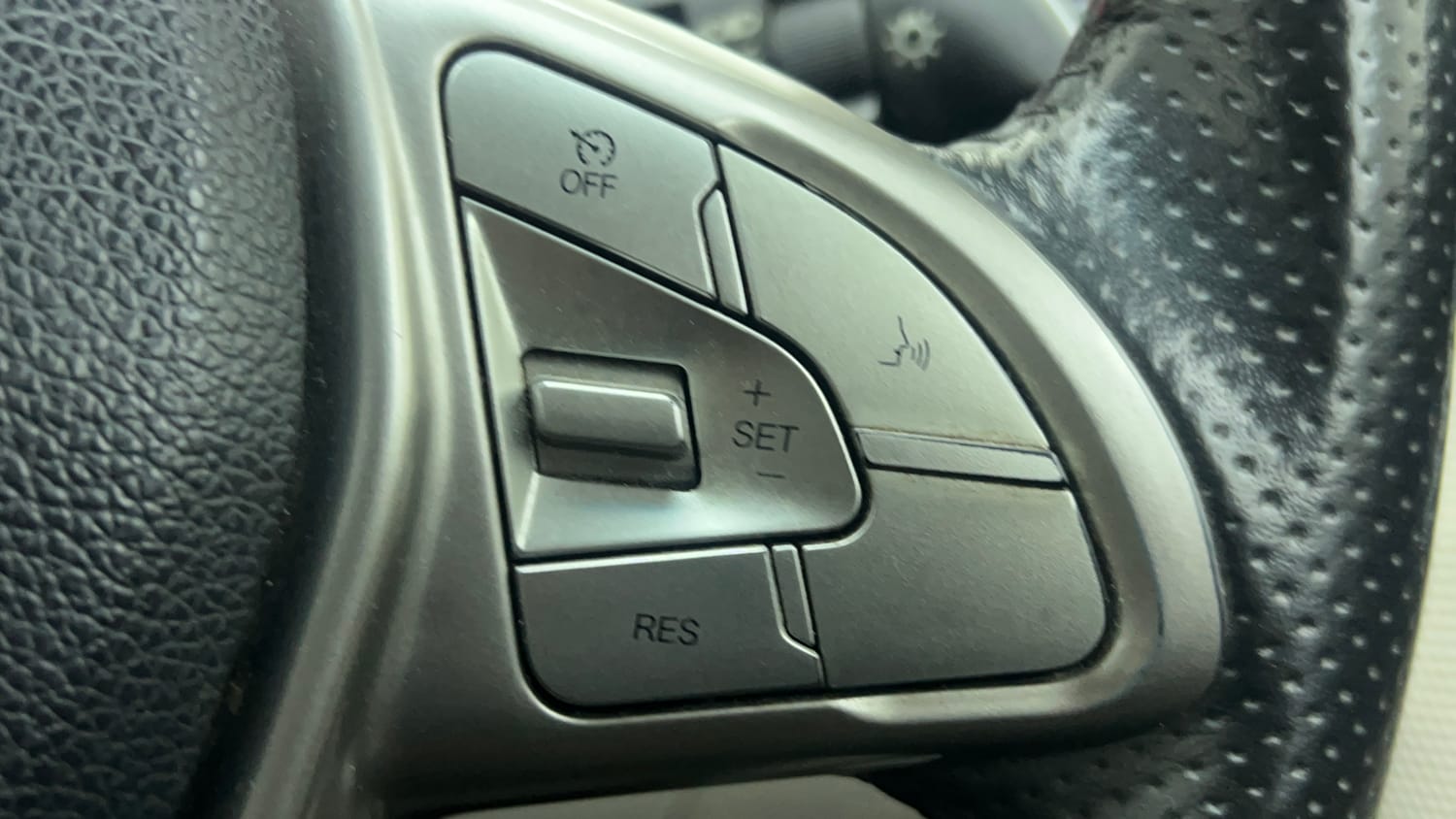 Used 2022 Mahindra XUV 300 W8 1.5 Diesel Diesel Manual top_features Cruise control