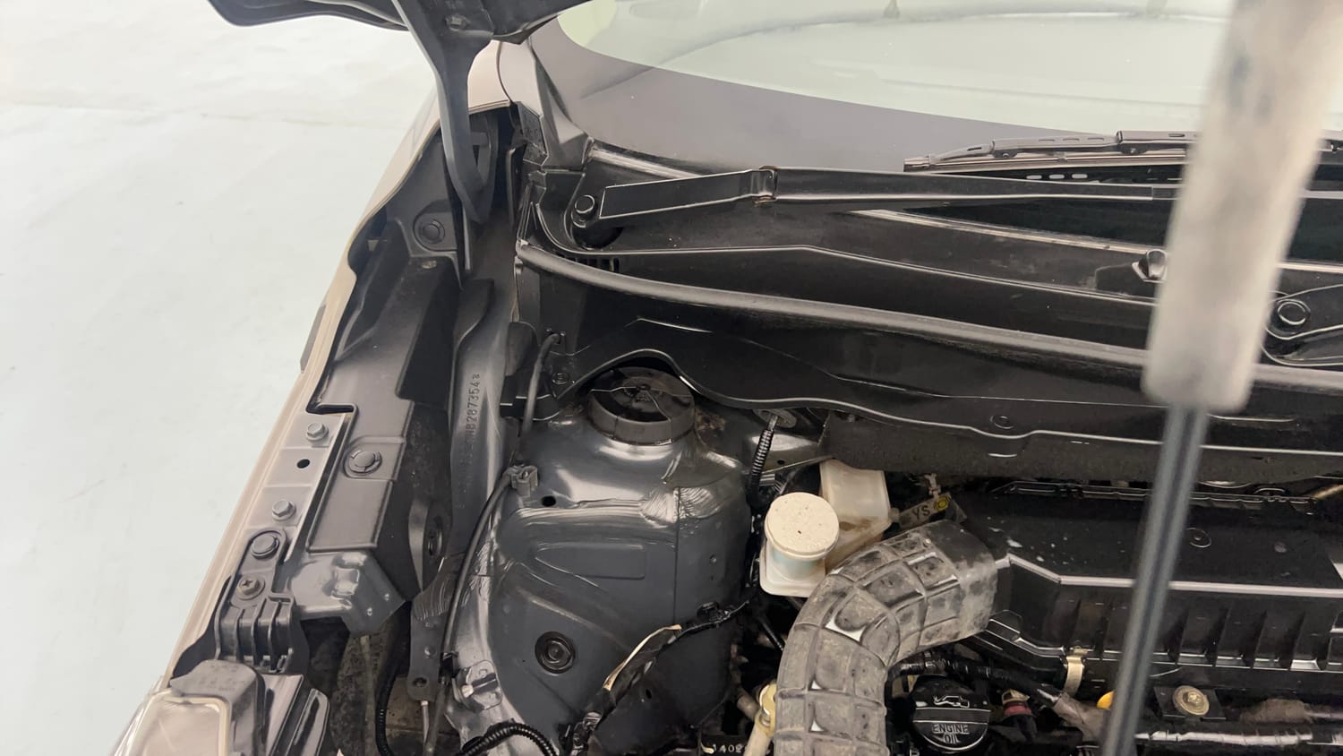 Used 2022 Maruti Suzuki XL6 Zeta AT Petrol Petrol Automatic engine ENGINE RIGHT SIDE HINGE & APRON VIEW