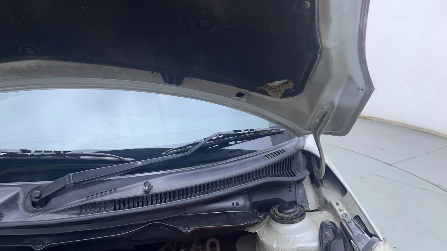 Used 2013 Maruti Suzuki Swift VXi Petrol Manual engine ENGINE LEFT SIDE HINGE & APRON VIEW