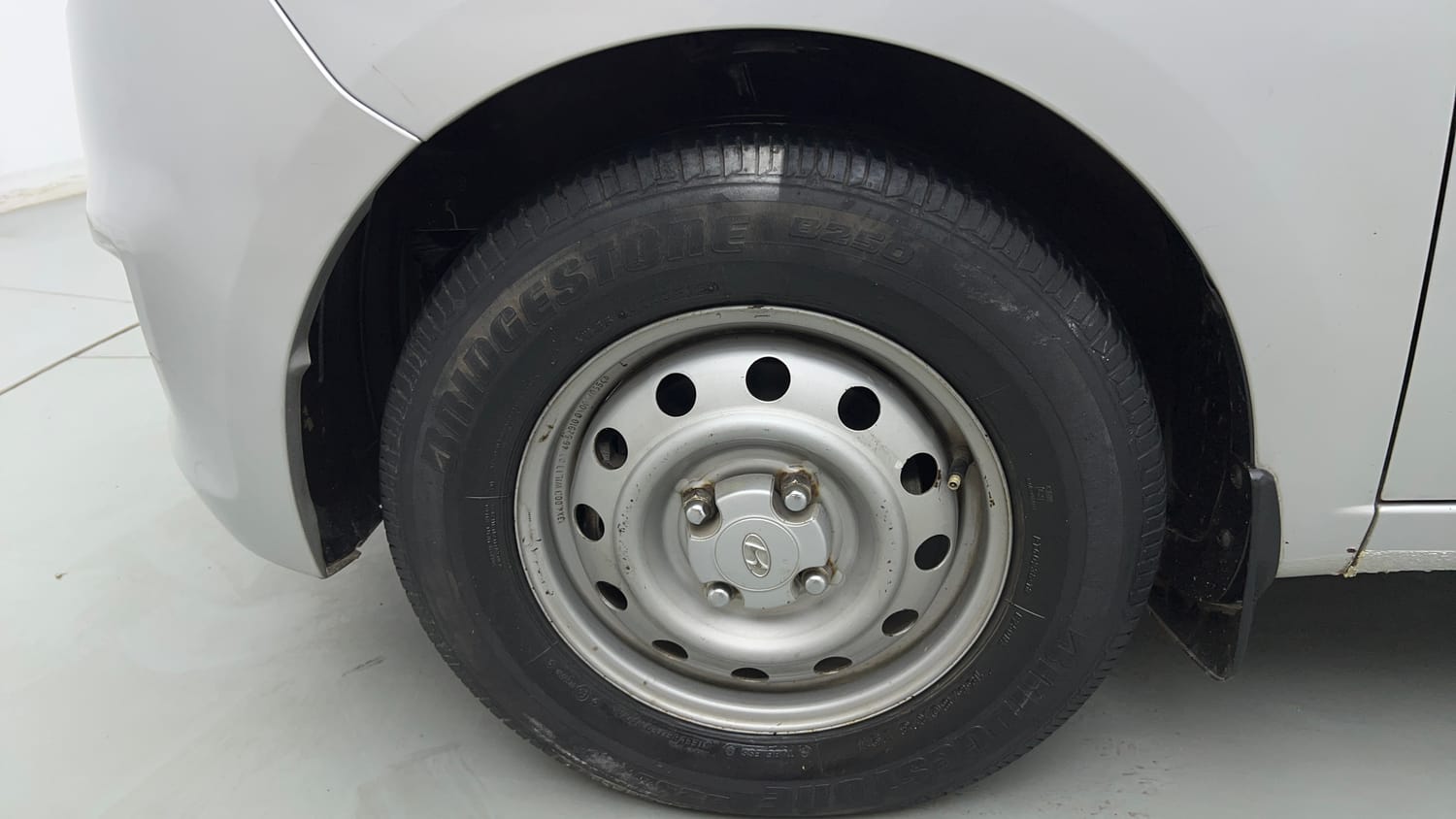 Used 2013 Hyundai i10 Era 1.1 iRDE2 Petrol Manual tyres LEFT FRONT TYRE RIM VIEW