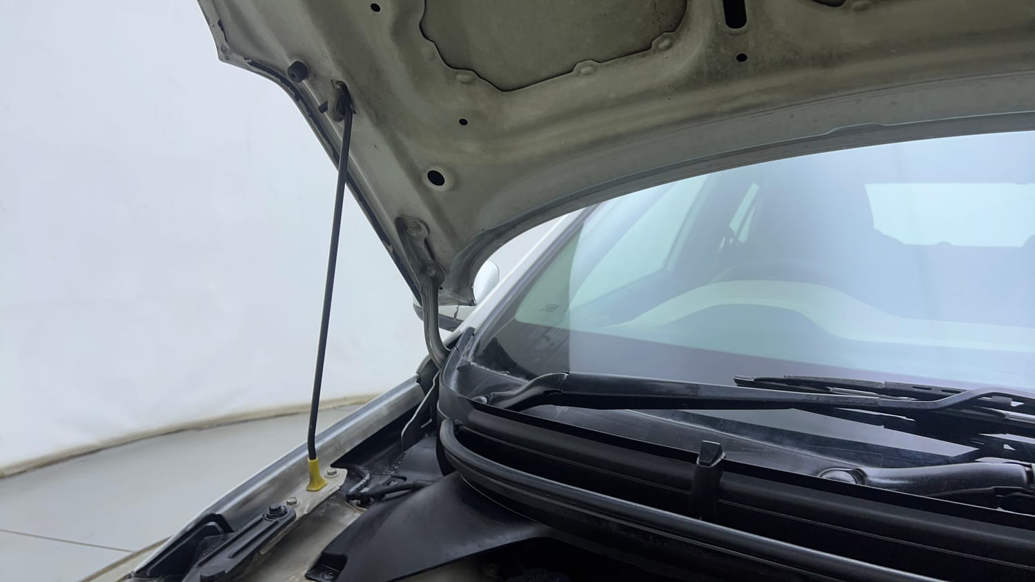 Used 2018 Hyundai Elite i20 Asta 1.2 AT Petrol Automatic engine ENGINE RIGHT SIDE HINGE & APRON VIEW