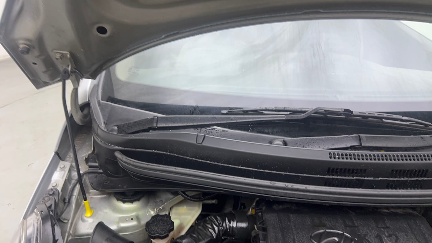 Used 2020 Hyundai Xcent S Petrol+cng(outside fitted) Cng Manual engine ENGINE RIGHT SIDE HINGE & APRON VIEW