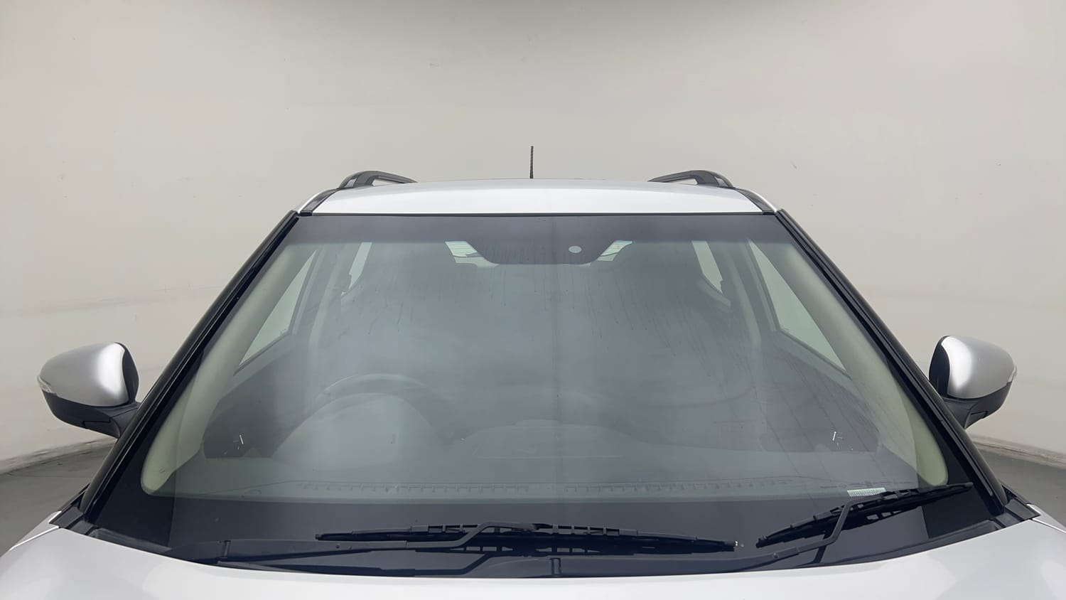 Used 2022 Mahindra XUV 300 W8 1.5 Diesel Diesel Manual exterior FRONT WINDSHIELD VIEW