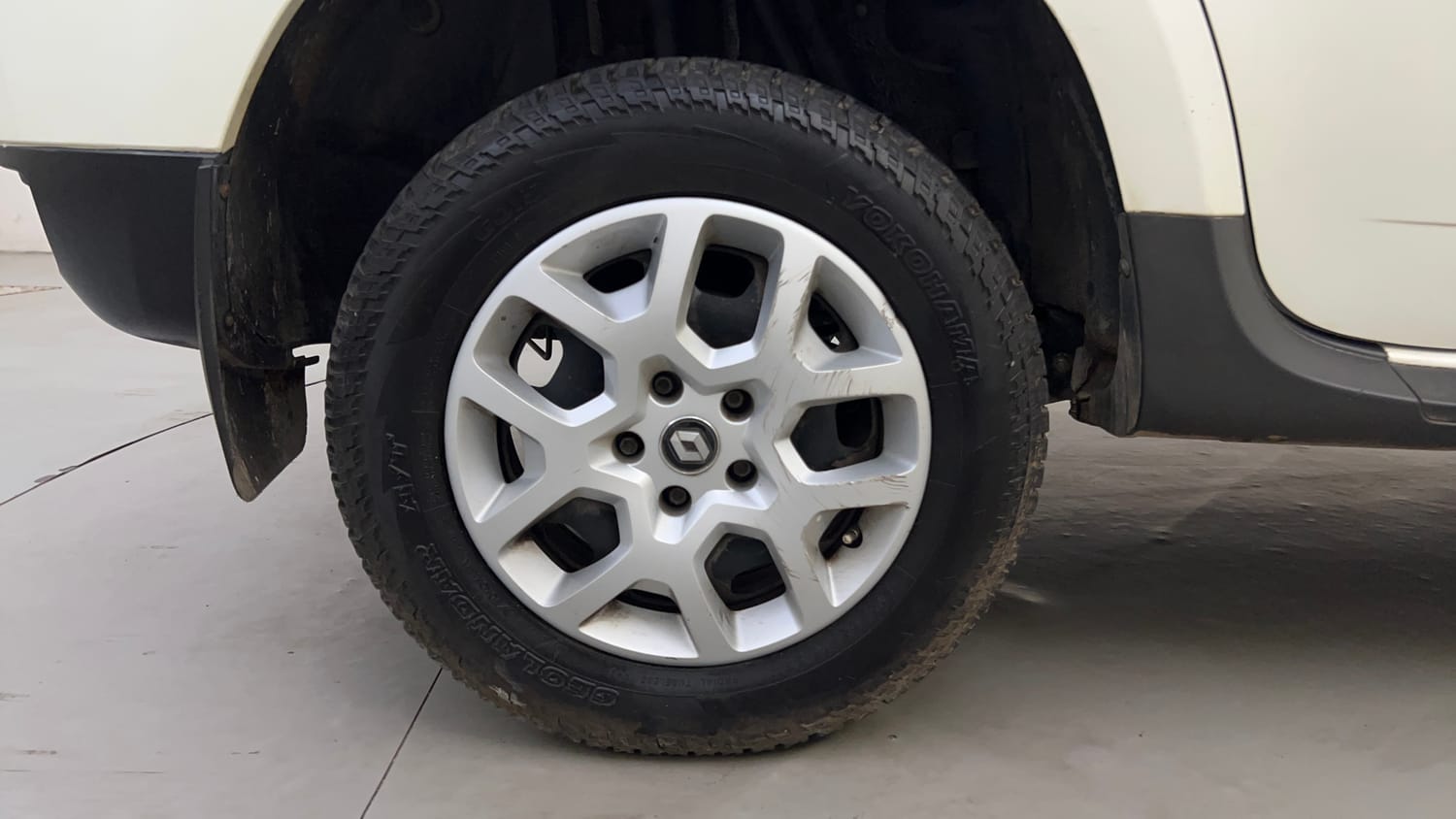 Used 2016 Renault Duster 110 PS RXL 4X2 MT Diesel Manual tyres RIGHT REAR TYRE RIM VIEW