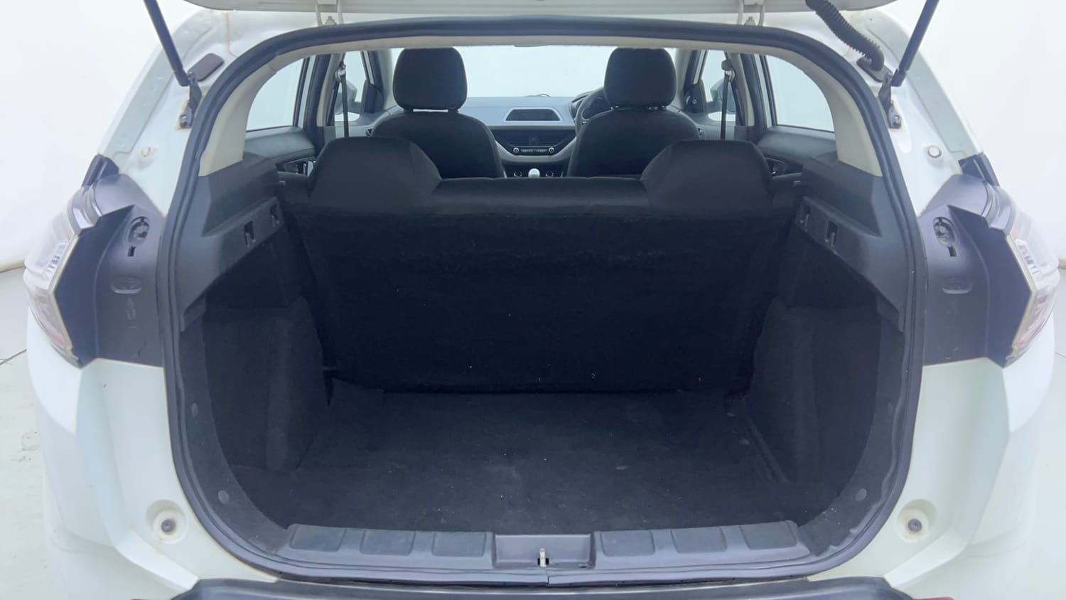 Used 2018 Tata Nexon XM Petrol Manual interior DICKY INSIDE VIEW