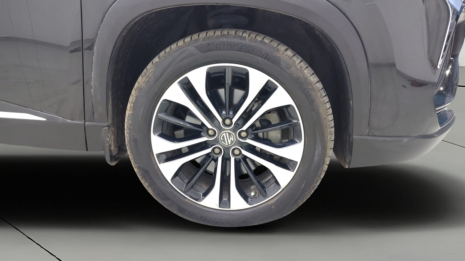 Used 2021 MG Motors Hector Plus Sharp 1.5 Petrol Turbo DCT 6-STR Petrol Automatic tyres RIGHT FRONT TYRE RIM VIEW