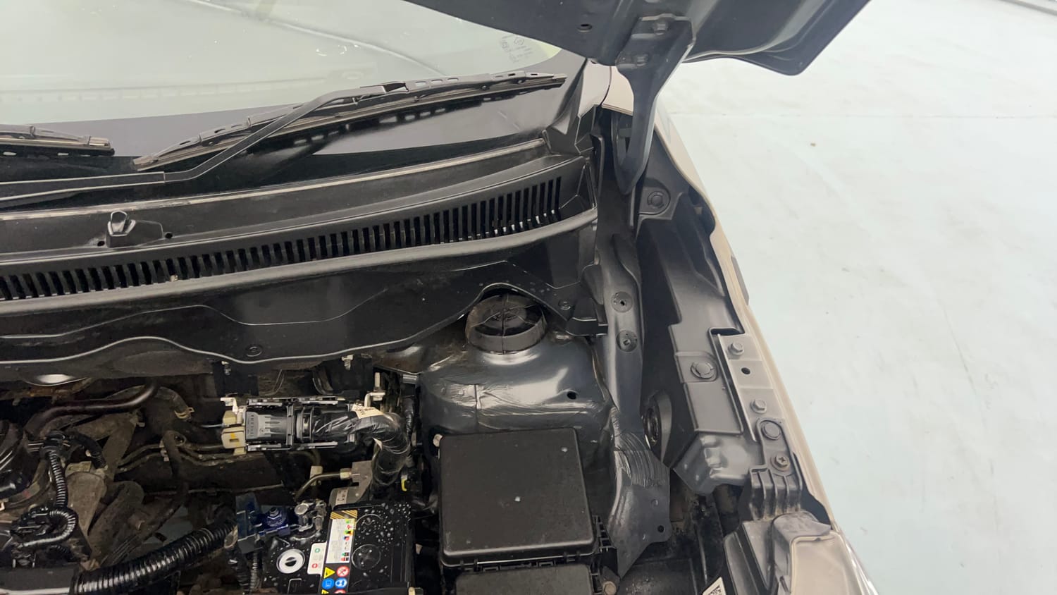 Used 2022 Maruti Suzuki XL6 Zeta AT Petrol Petrol Automatic engine ENGINE LEFT SIDE HINGE & APRON VIEW
