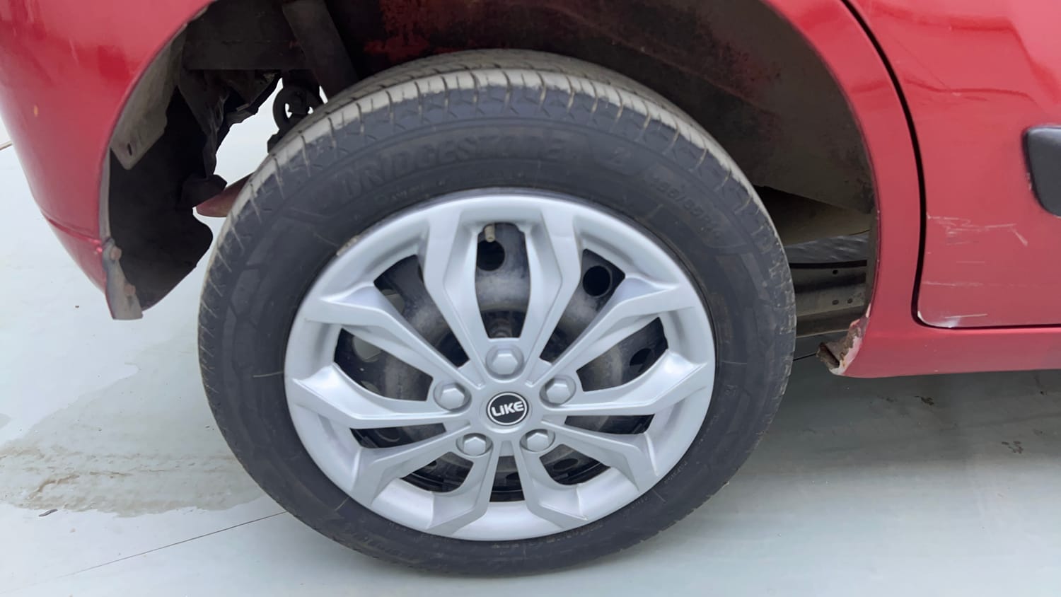 Used 2016 Maruti Suzuki Wagon R 1.0 VXI AMT Petrol Automatic tyres RIGHT REAR TYRE RIM VIEW