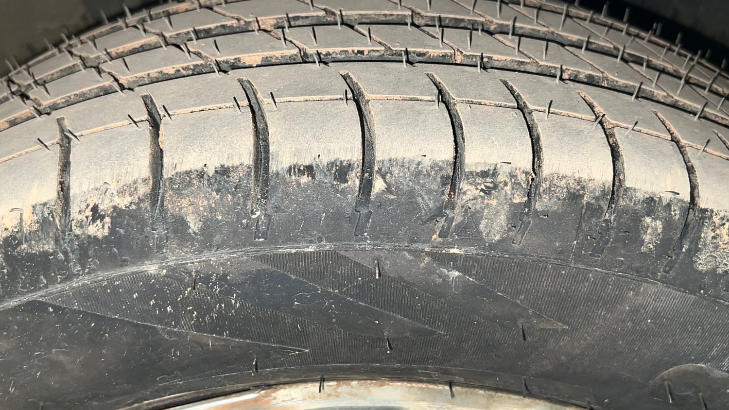 Used 2022 Renault Triber RXZ Dual Tone Petrol Manual tyres RIGHT FRONT TYRE TREAD VIEW