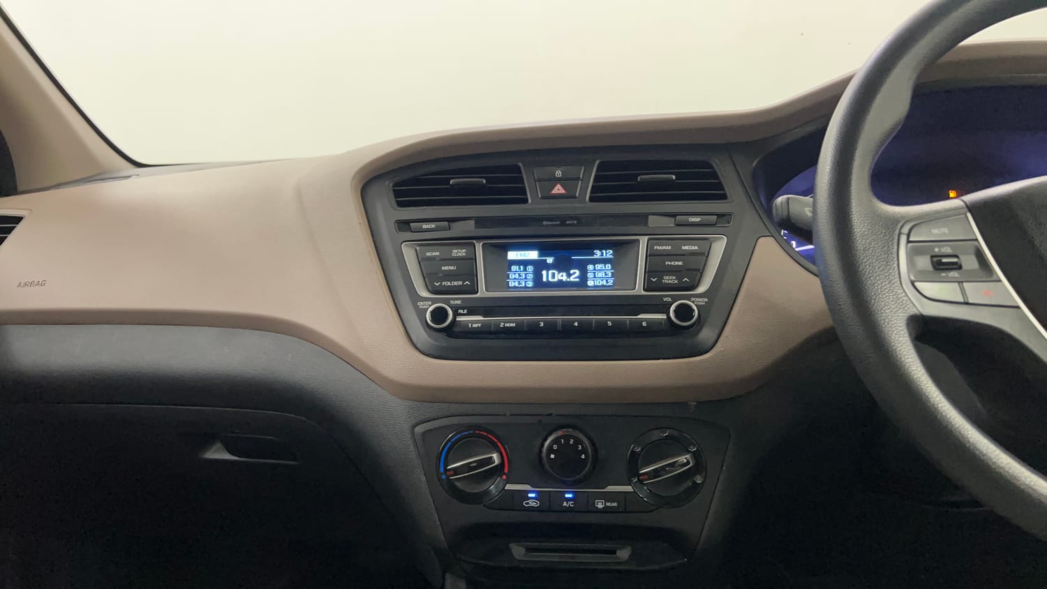 Used 2017 Hyundai Elite i20 Sportz 1.2 Petrol Manual interior MUSIC SYSTEM & AC CONTROL VIEW