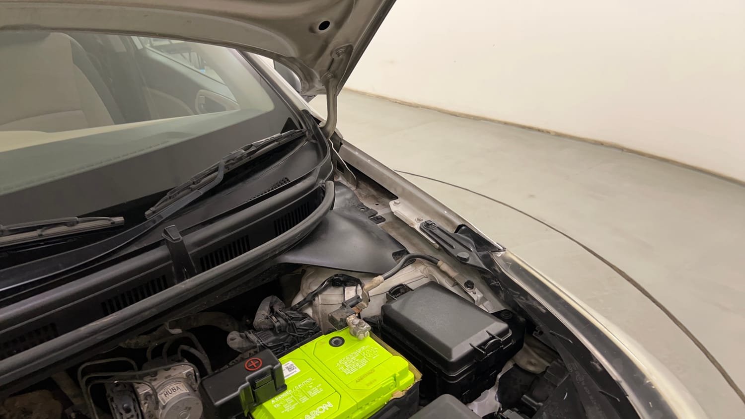 Used 2017 Hyundai Elite i20 Sportz 1.2 Petrol Manual engine ENGINE LEFT SIDE HINGE & APRON VIEW